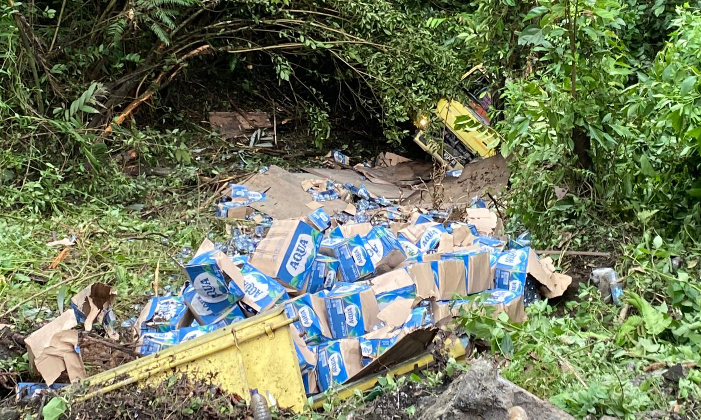 Truk boks air mineral terjun ke jurang di Bonjol Pasaman akibat rem diduga blong, dua orang luka dan dirawat di puskesmas, Selasa (16/12/2025).