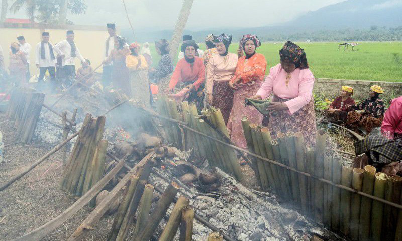 Festival Malamang Kota Solok digelar pada HUT ke-55, lestarikan tradisi Minangkabau sekaligus salurkan hasil malamang bagi warga terdampak bencana.