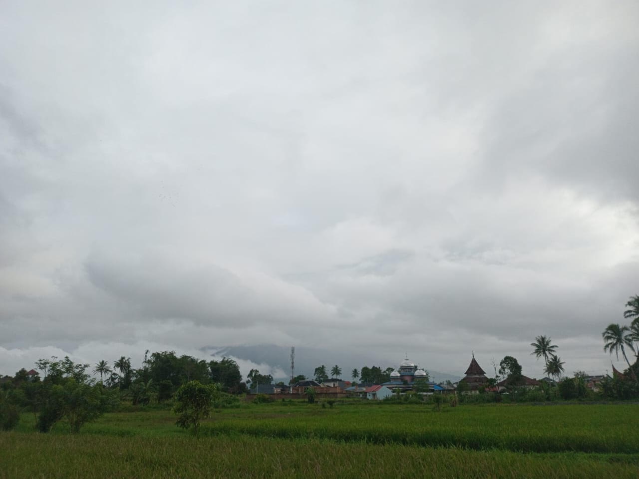 TERUS BERAKTIVITAS: Gunung Marapi terlihat tertutup awan, dijepret dari Kota Bukittinggi, Senin (15/12).