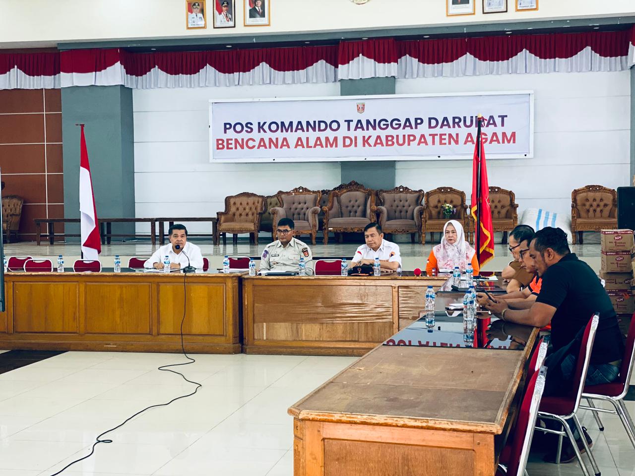PROGRAM PEMULIHAN: Rakor Percepatan Penanganan Pascabencana di Pos Komando Tanggap Darurat Bencana Alam Kabupaten Agam, di balairung rumah dinas Bupati Agam, Senin (15/12).