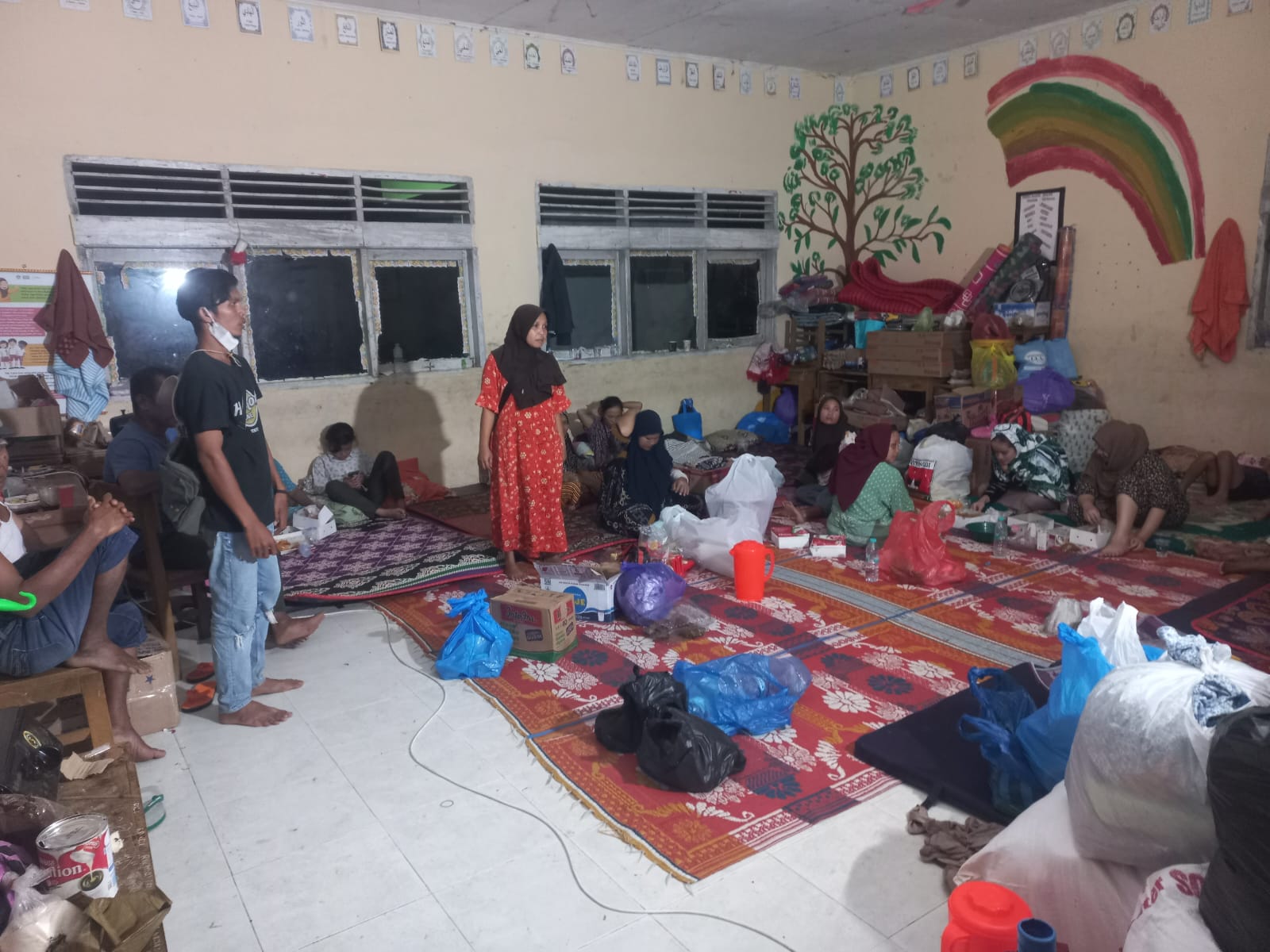 BUTUH DUKUNGAN: Ratusan pengungsi masih bertahan di posko utama pengungsian SDN 05 Kayupasak, Salarehaie, Palembayan.