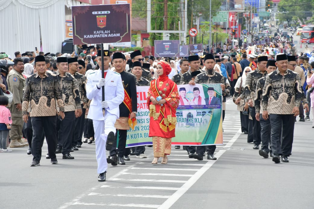 Kafilah Agam dalam acara pelaksanaan Musabaqah Tilawatil Qur&rsquo;an Nasional (MTQN) tingkat Provinsi Sumatera Barat ke-XLI.