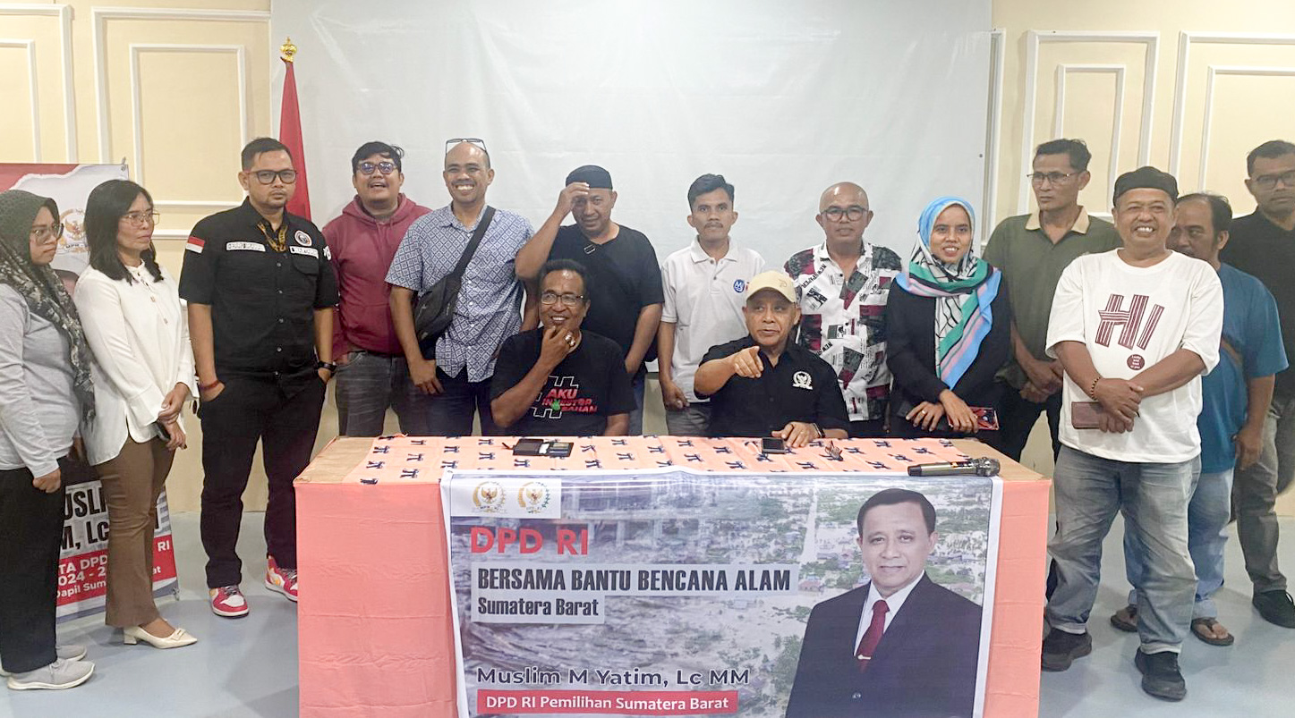 Anggota DPD RI asal Sumbar, Muslim M Yatim bersama jurnalis  terdampak banjir di Padang, Selasa (16/12/2025). (Randi Z/Padeks)