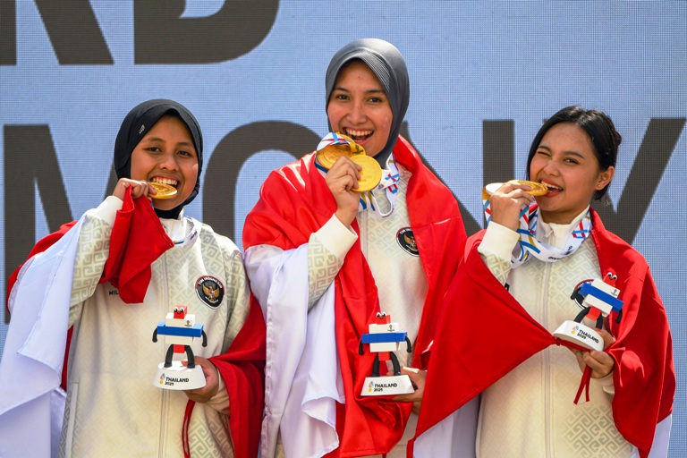 DEDIKASI: Dewi Laila Mubarokah (tengah), bersama Dominique Rachmawati Karini (kanan), dan Yasmin Figlia Achadiat (kiri) setelah pengalungan medali pemenang nomor 10 meter Air Rifle beregu putri.