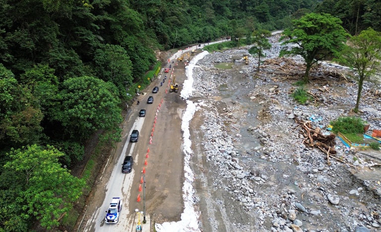TERBATAS: Sejumlah kendaraan melewati jalan nasional yang baru diperbaiki di kawasan Lembahanai, Kabupaten Tanahdatar, kemarin (16/12).