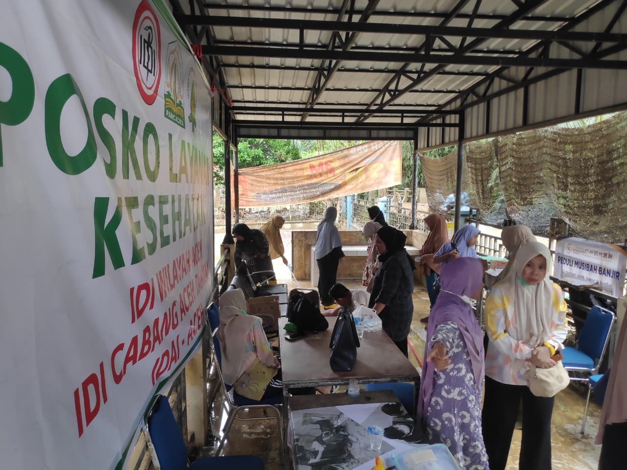 TETAP MELAYANI: Puskesmas Karangbaru, Acehtamiang, kemarin (16/12).