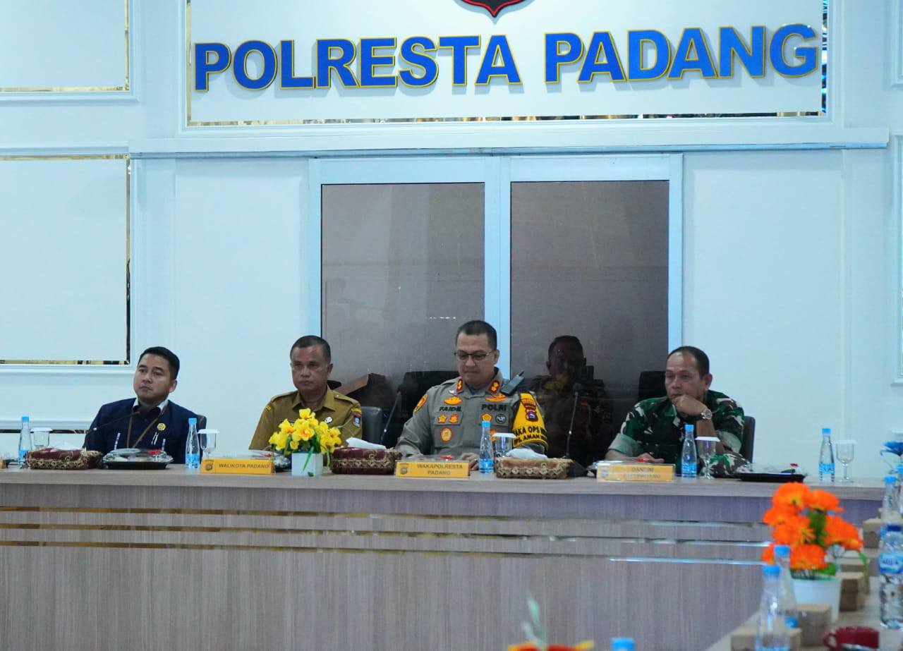 Pemko Padang bersama Polresta Padang menggelar rapat pemantapan kesiapan pengamanan Nataru di Aula Tuah Sakato Polresta Padang, Selasa (16/12).