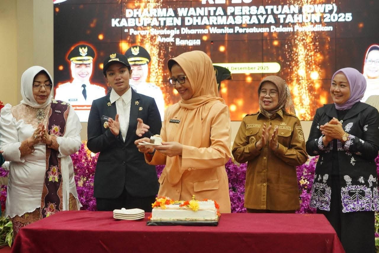 MOMEN: Bupati Dharmasraya Annisa Suci Ramadhani bersama Wakil Bupati Leli Arni menghadiri peringatan HUT ke-26 Dharma Wanita Persatuan Kabupaten Dharmasraya di Auditorium Dharmasraya.