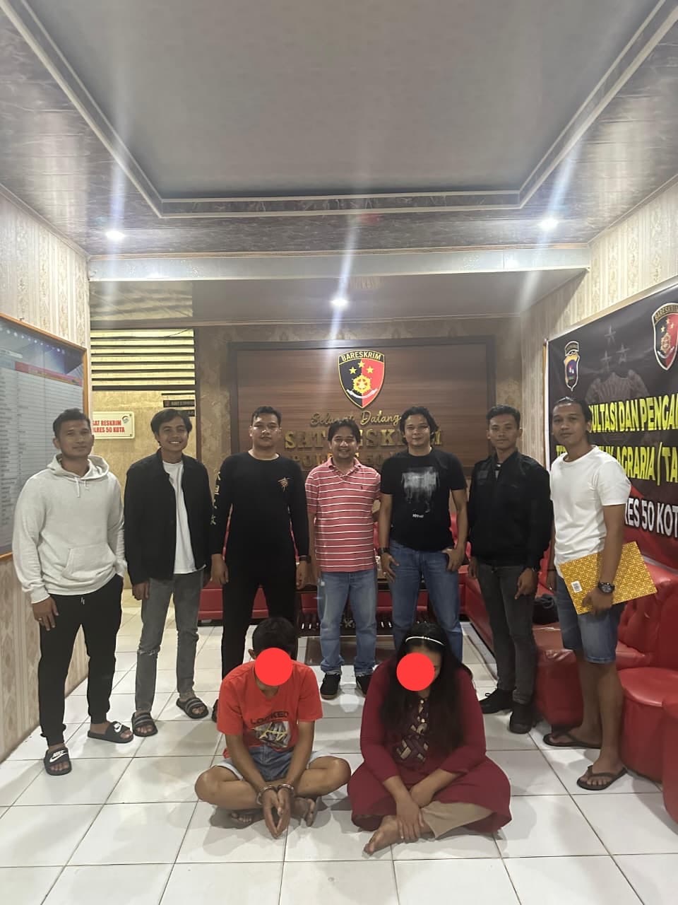 TRANSAKSI FIKTIF: Petugas Satreskrim Polres Limapuluh Kota saat mengamankan pasangan suami istri di Kecamatan Harau, Kabupaten Limapuluh Kota yang terlibat penipuan.