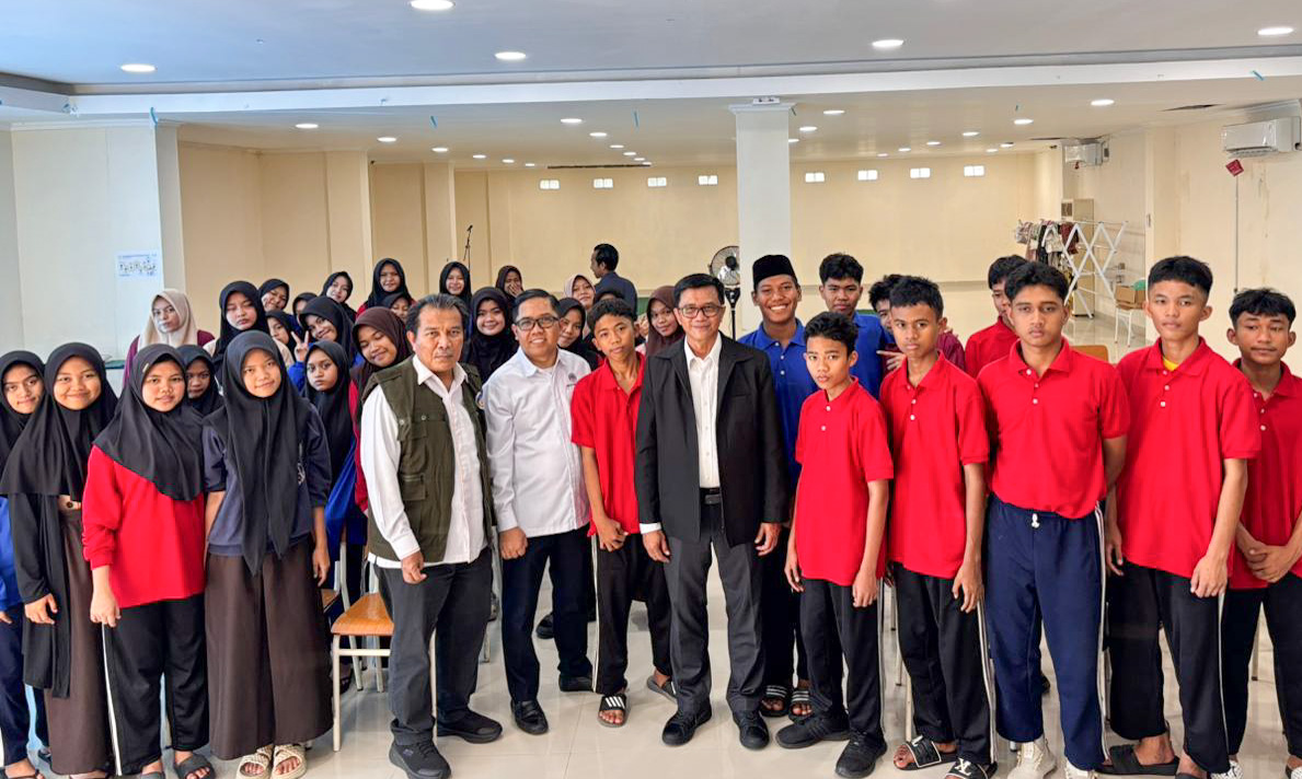 Abdul Haris saat melakukan monitoring di Sekolah Rakyat Menengah Atas (SRMA) 4 Padang, Sumatera Barat, Selasa (16/12/2025).