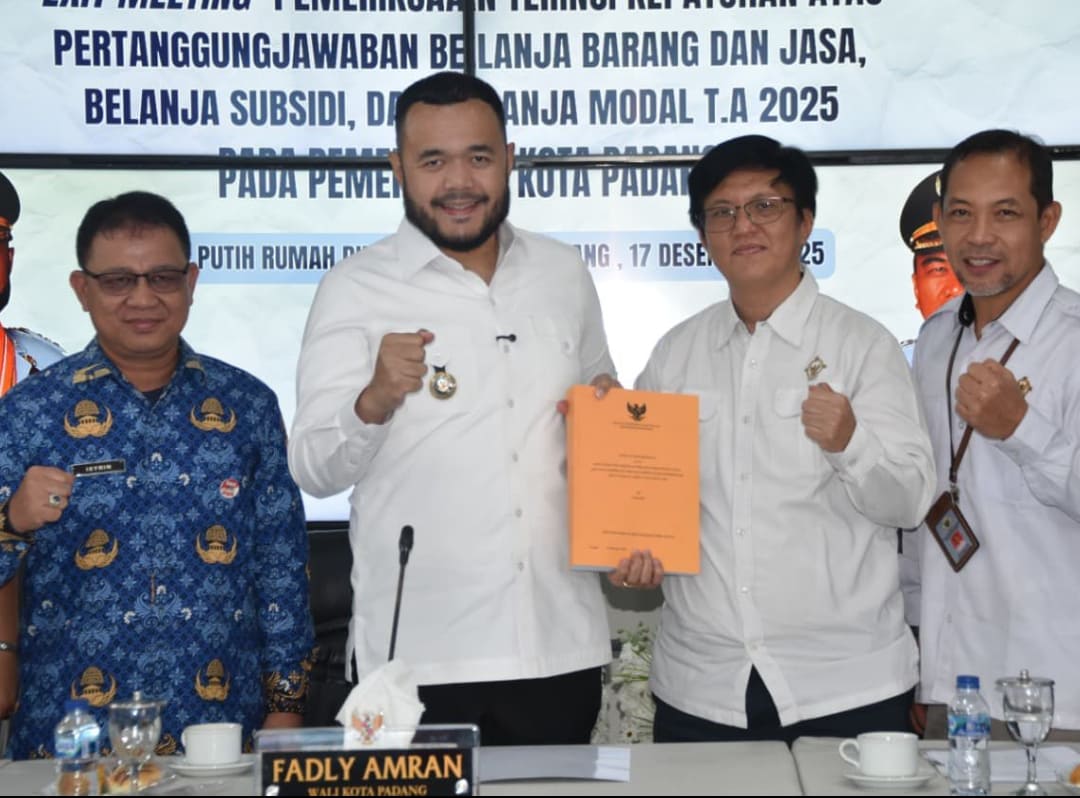 Wali Kota Padang Fadly Amran menerima exit meeting BPK Perwakilan Sumatera Barat di Rumah Dinas Wali Kota Padang, Rabu (17/12/2025),(Foto: Prokopim)
