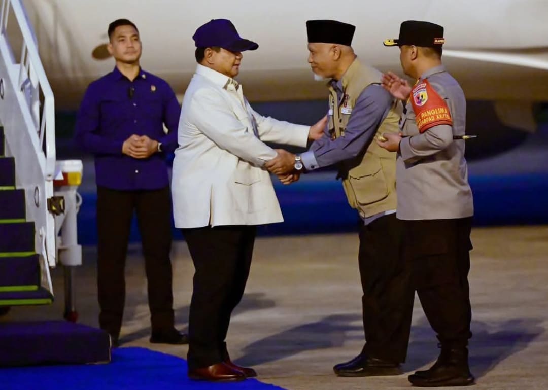 Presiden Prabowo Subianto tiba di Bandara Internasional Minangkabau (BIM), Padangpariaman, Sumatra Barat, Rabu (17/12/2025) malam,(Foto: Setkab)