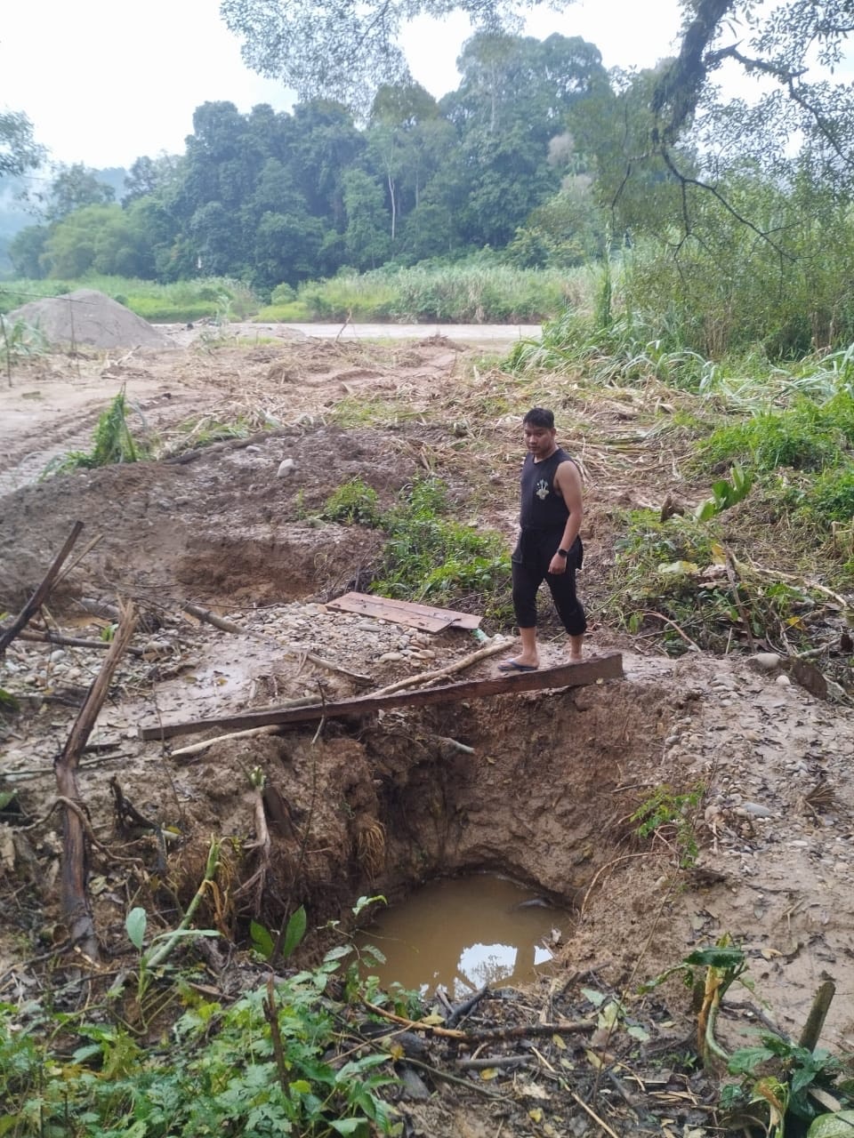 MENGEJUTKAN: Petugas Satreskrim Polres Limapuluh Kota saat melakukan penyelidikan di lokasi dugaan penambangan emas ilegal di Jorong Galugua, Nagari Galugua, Kecamatan Kapur IX, Senin (15/12).