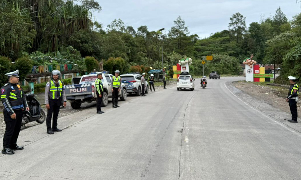 Satlantas Polres Solok melakukan pengaturan arus lalu lintas di perbatasan Solok&ndash;Padang, Rabu (17/12/2025).