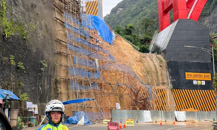 Hujan deras memicu longsor di area proyek Flyover Kelok 9 Limapuluh Kota, namun arus lalu lintas Sumbar&ndash;Riau tetap normal.