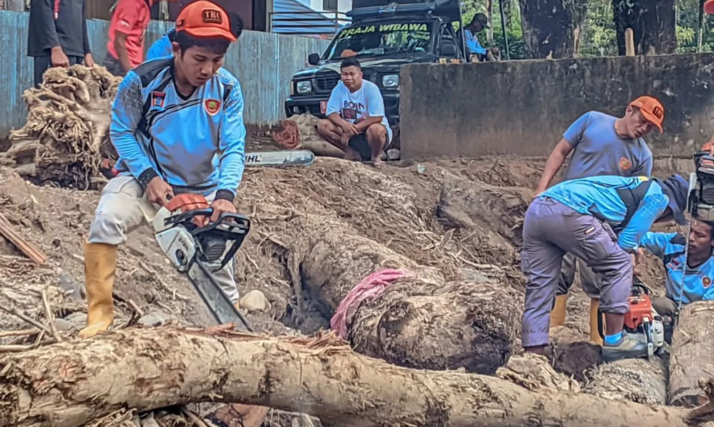 Satpol PP Padang membersihkan sisa kayu dan lumpur di Sungai Cupak Tangah untuk mencegah banjir susulan pascabanjir pekan lalu.