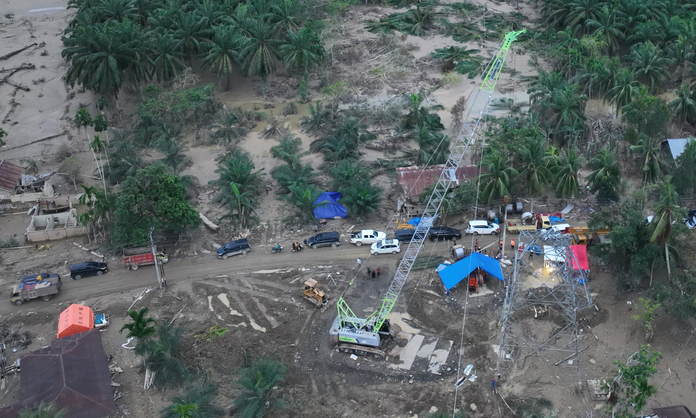 PLN juga memodifikasi alat berat atau crane menjadi tower darurat untuk mengganti salah satu tower yang terdampak bencana di jalur transmisi 150 kV Pangkalan Brandan - Langsa.