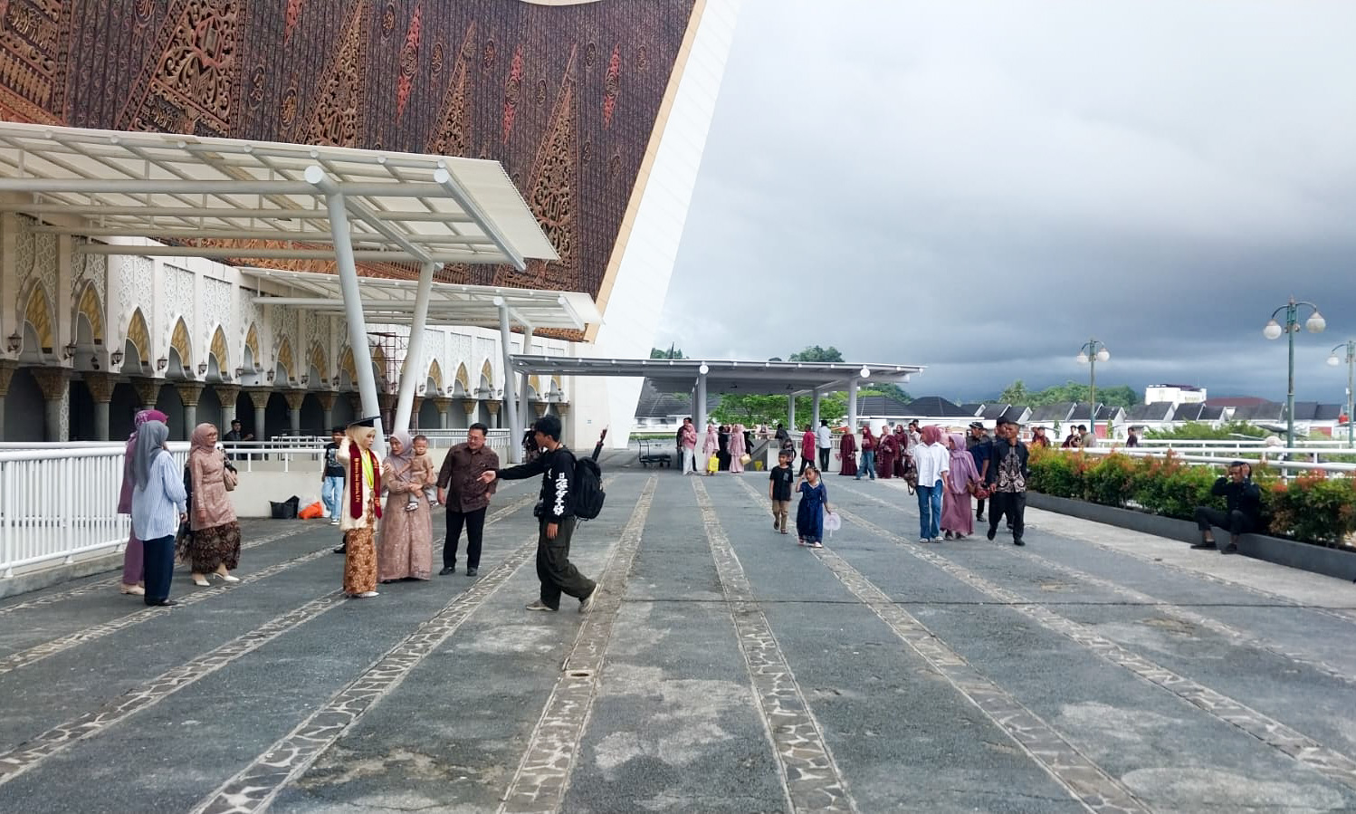 Masjid Raya Syekh Ahmad Khatib Padang ramai dikunjungi wisatawan pascagalodo, menjadi alternatif wisata religi saat objek alam terdampak bencana.