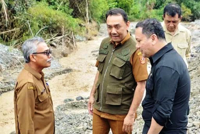 BUTUH PENANGANAN: Peninjauan salah satu lokasi bencana di Kabupaten Agam.
