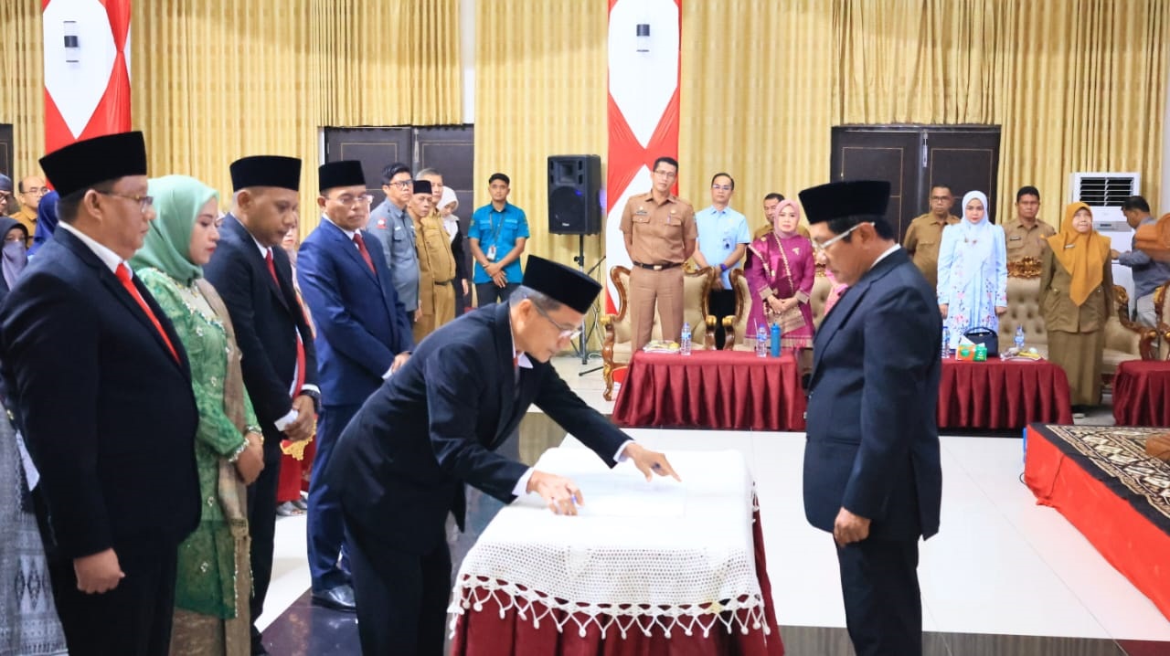 NAIK JABATAN: Andri Satria Masri yang dilantik sebagai Kepala Dinas Lingkungan Hidup, Perumahan, Kawasan Permukiman dan Pertanahan Padangpariaman, mewakili pejabat eselon II dalam penandatanganan.