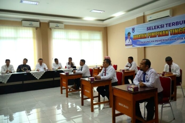 AKUNTABEL: Wali Kota Payakumbuh, Zulmaeta, bersama panitia seleksi dan peserta mengikuti tahapan seleksi terbuka Jabatan Inspektur Daerah Pemerintah Kota Payakumbuh di Aula BKPSDM, Senin (15/12).