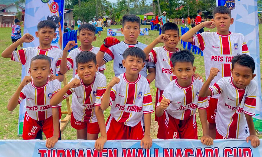 SSB PSTS Padang sejak 1975 konsisten membina sepak bola usia dini, melahirkan pemain Liga 1 dan Timnas lewat sistem pembinaan berkelanjutan.