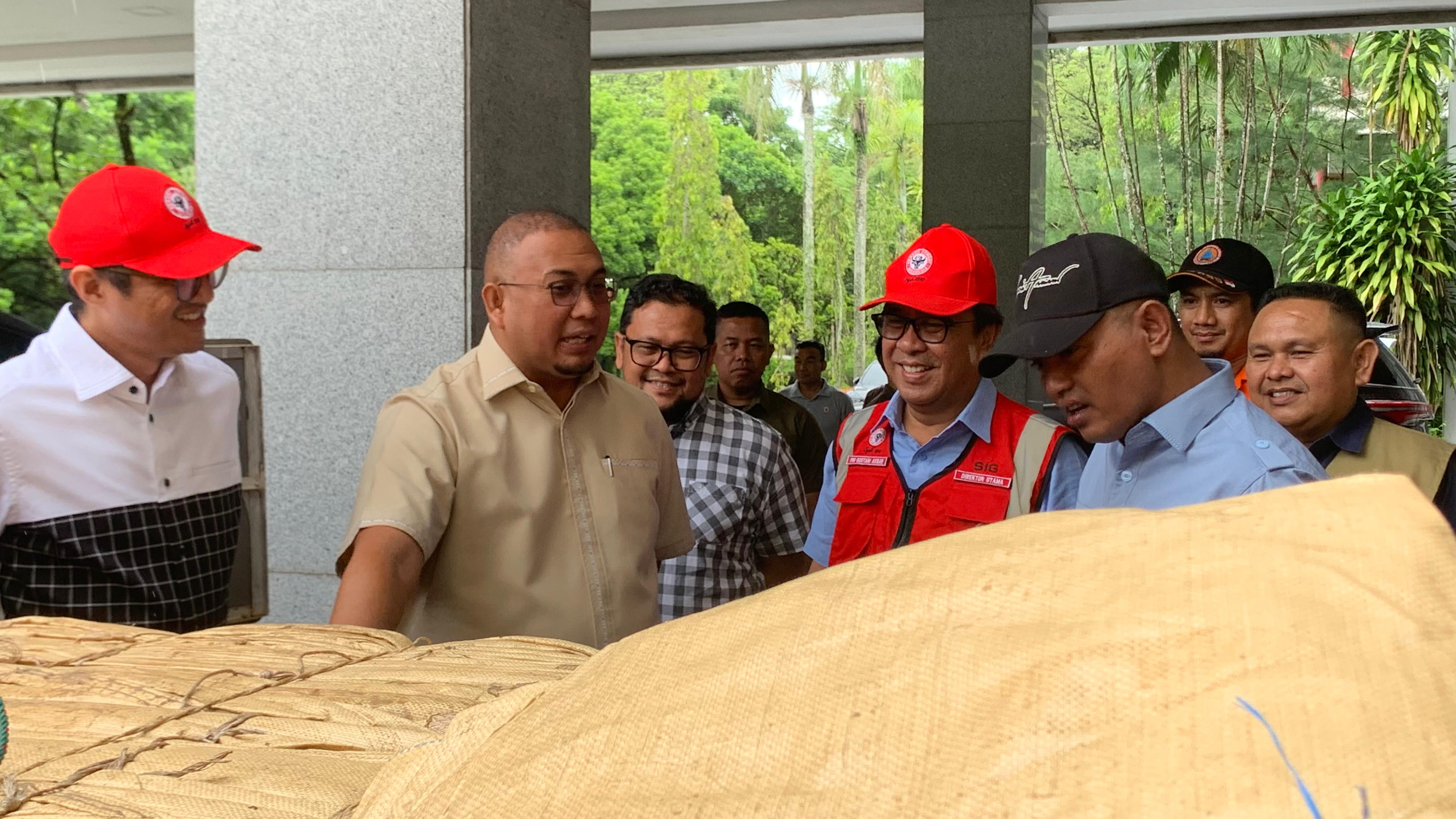 Semen Padang Salurkan bantuan terdampak bencana berupa 1000 dumback. (Dok. Semen Padang)