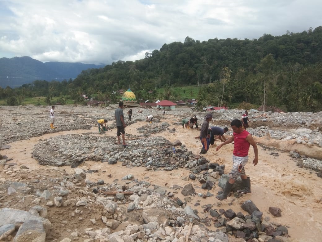 SWADAYA: Warga Labuah, Nagari Sungaibatang, Kecamatan Tanjungraya, Agam, bergotong royong meluruskan dan mengalihkan arus Batang Tumayo yang saat ini sangat mengancam permukiman warga, (17/12).