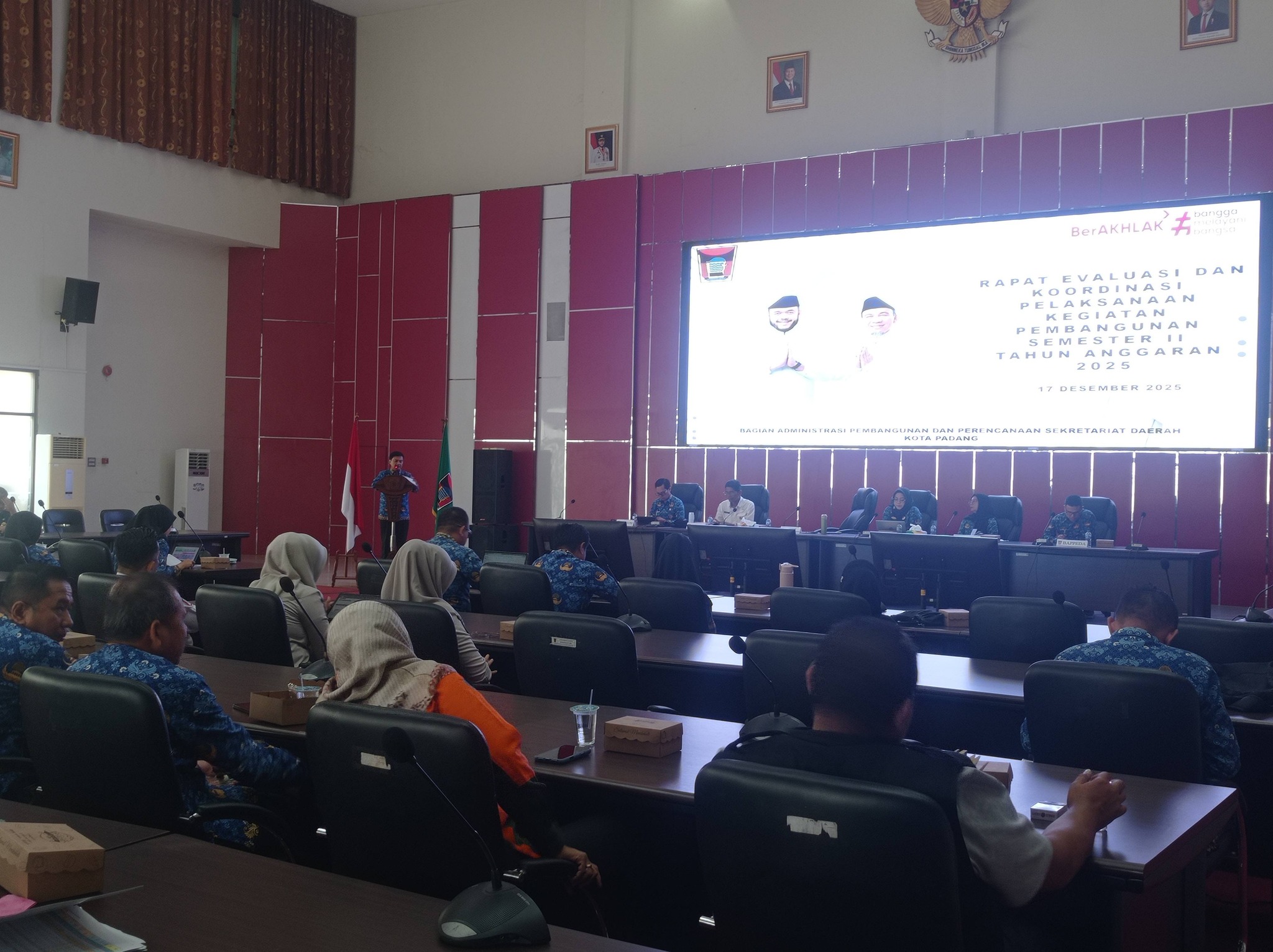 Pemko Padang menggelar Rapat Evaluasi dan Koordinasi Pelaksanaan Kegiatan Pembangunan Semester II Tahun Anggaran 2025 di Ruang Pertemuan Abu Bakar Ja&rsquo;ar, Balai Kota Padang, Aiepacah, Rabu (17/12).