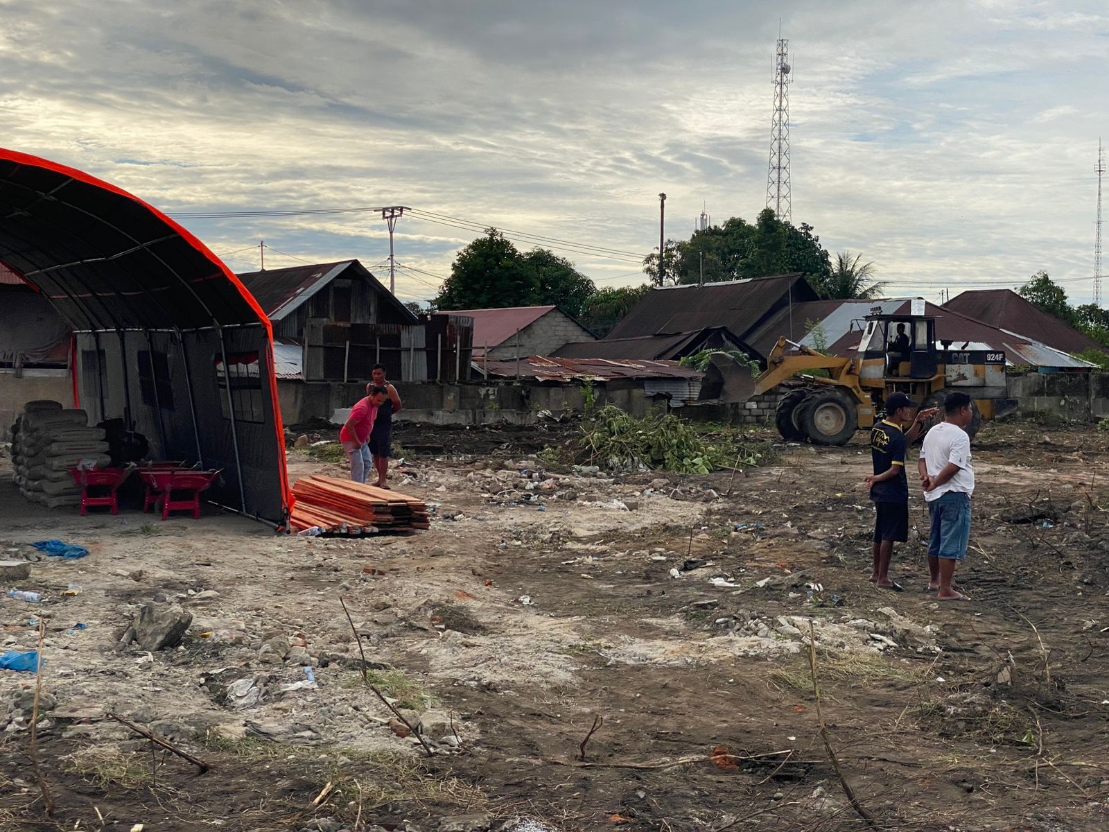 Pemko Padang mulai menerima pasokan material untuk Pembangunan Huntara di Simpangharu, Rabu (17/12).