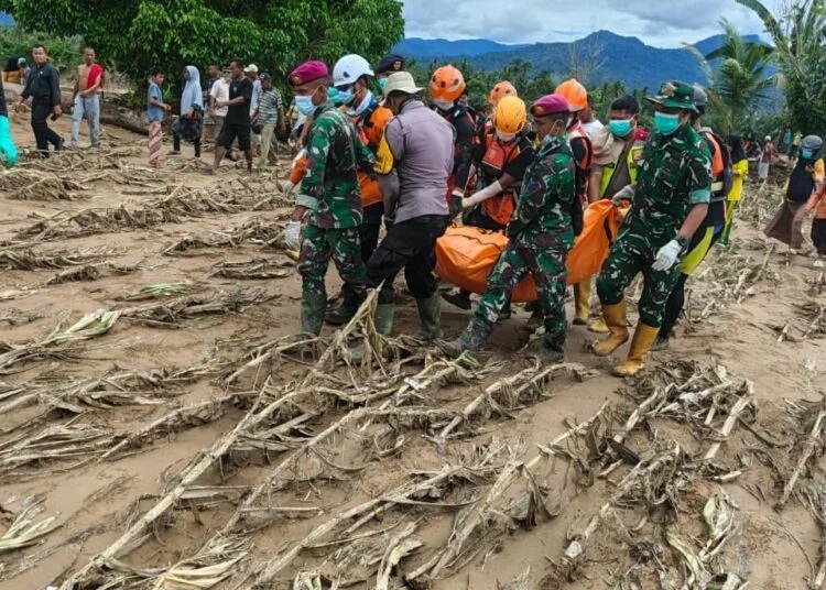 KORBAN JEMBATAN PUTUS: Petugas mengevakuasi jenazah Epi Yulia Susanti, korban yang jatuh saat Jembatan Kotoburuak terputus akibat dihantam banjir beberapa waktu lalu.