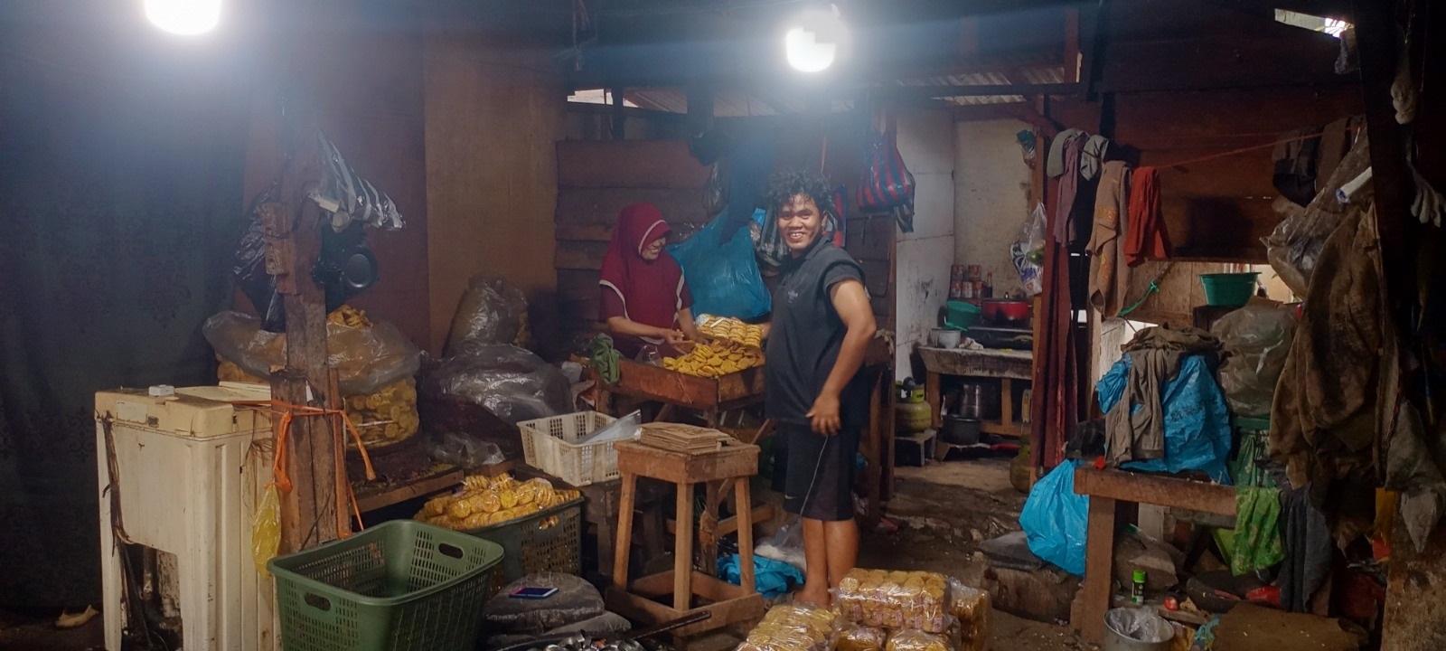 KONSISTEN: Ruli, 26, pemilik UMKM garumbuak ADR Bersaudara di Payakumbuh, ikut melakukan proses pengepakan garumbuak bersama karyawan, Rabu (17/12).