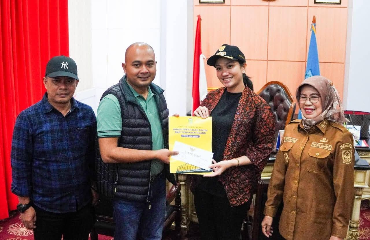 SINERGI: Bupati Dharmasraya Annisa Suci Ramadhani bersama Wakil Bupati Leli Arni menerima kunjungan Bupati Tebo Agus Rubiyanto beserta jajaran di ruang kerja Bupati Dharmasraya.