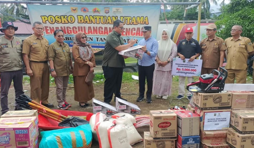 Wakil Bupati Tanahdatar Ahmad Fadly menerima bantuan dari Wakil Bupati Sijunjung Iraddatillah di Posko Bantuan Utama Batu Taba, Batipuh Selatan, Selasa (16/12/2025),(Foto: Prokopim)