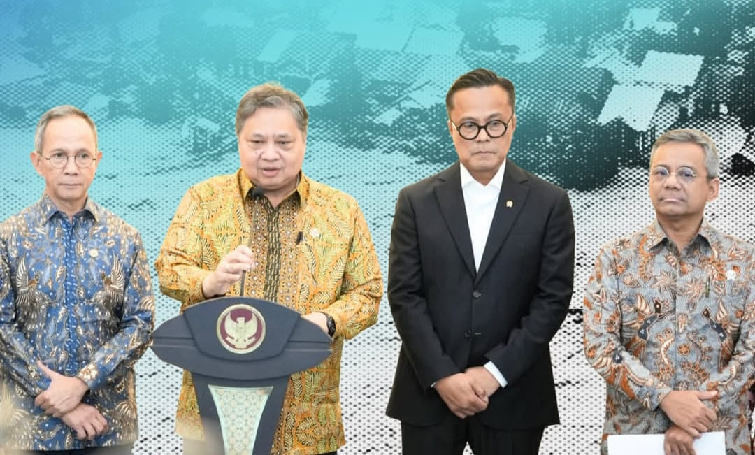 Menko Perekonomian Airlangga Hartarto bersama Kepala BP BUMN Dony Oskaria umumkan kebijakan relaksasi KUR tiga tahun bagi UMKM terdampak bencana di Aceh, Sumut & Sumbar.(Foto: BP BUMN)