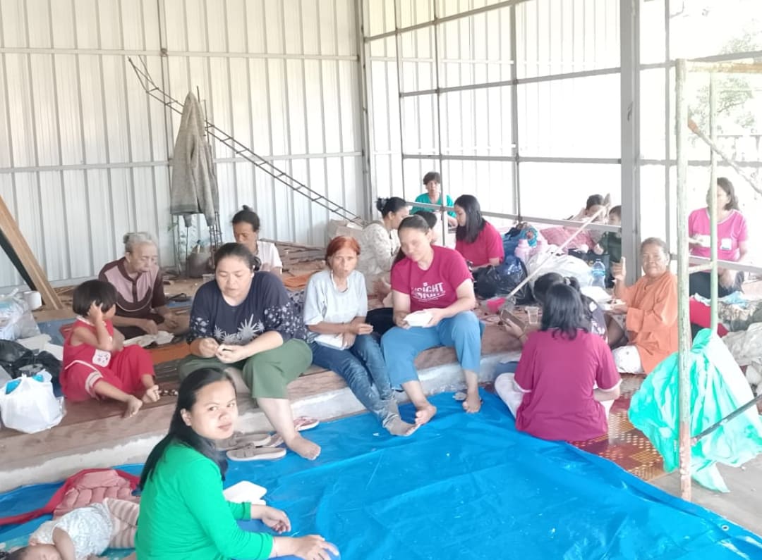 Warga terdampak bencana di Kelurahan Dadok Tunggul Hitam, Kecamatan Koto Tangah, Kota Padang, menerima bantuan paket kebutuhan pokok.(Foto: Tim NZ)