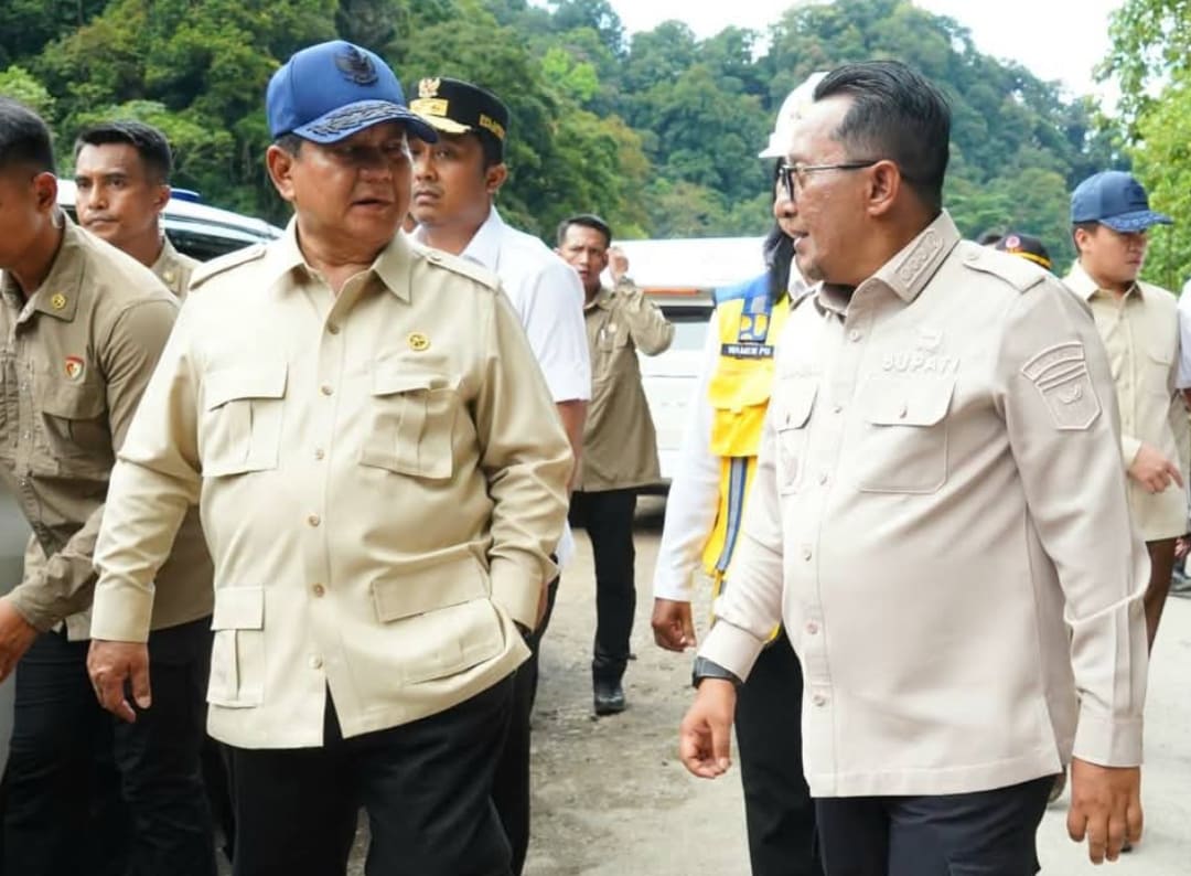 Bupati Tanahdatar Eka Putra dampingi Presiden Prabowo Subianto meninjau Lembah Anai.(Foto: Prokopim)