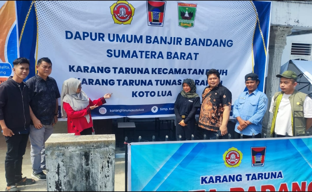 Tim PKM UNP membagikan logistik di Karang Taruna Padang untuk warga terdampak banjir dan longsor.(Foto: Randi/Padek)