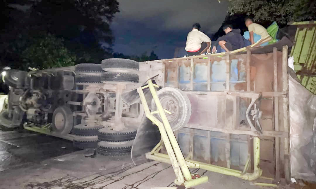 Kecelakaan beruntun tiga truk di Sitinjaulauik Padang melumpuhkan jalur Padang&ndash;Solok sejak dini hari tadi.