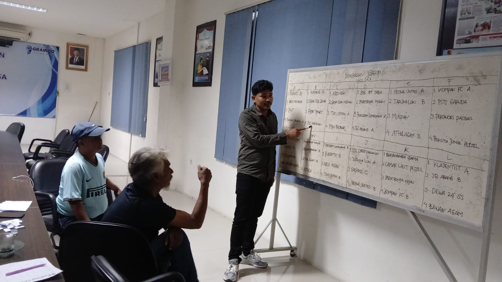 Ketua Pelaksana Padek Cup 2025 Eko Hermanto saat rapat pembagian grup Padek Cup 2025 besok.