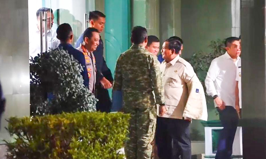 Presiden Prabowo Subianto tiba di Sumbar dan memimpin rapat tertutup di Makodam IB terkait penanganan bencana dan kunjungan lokasi terdampak.