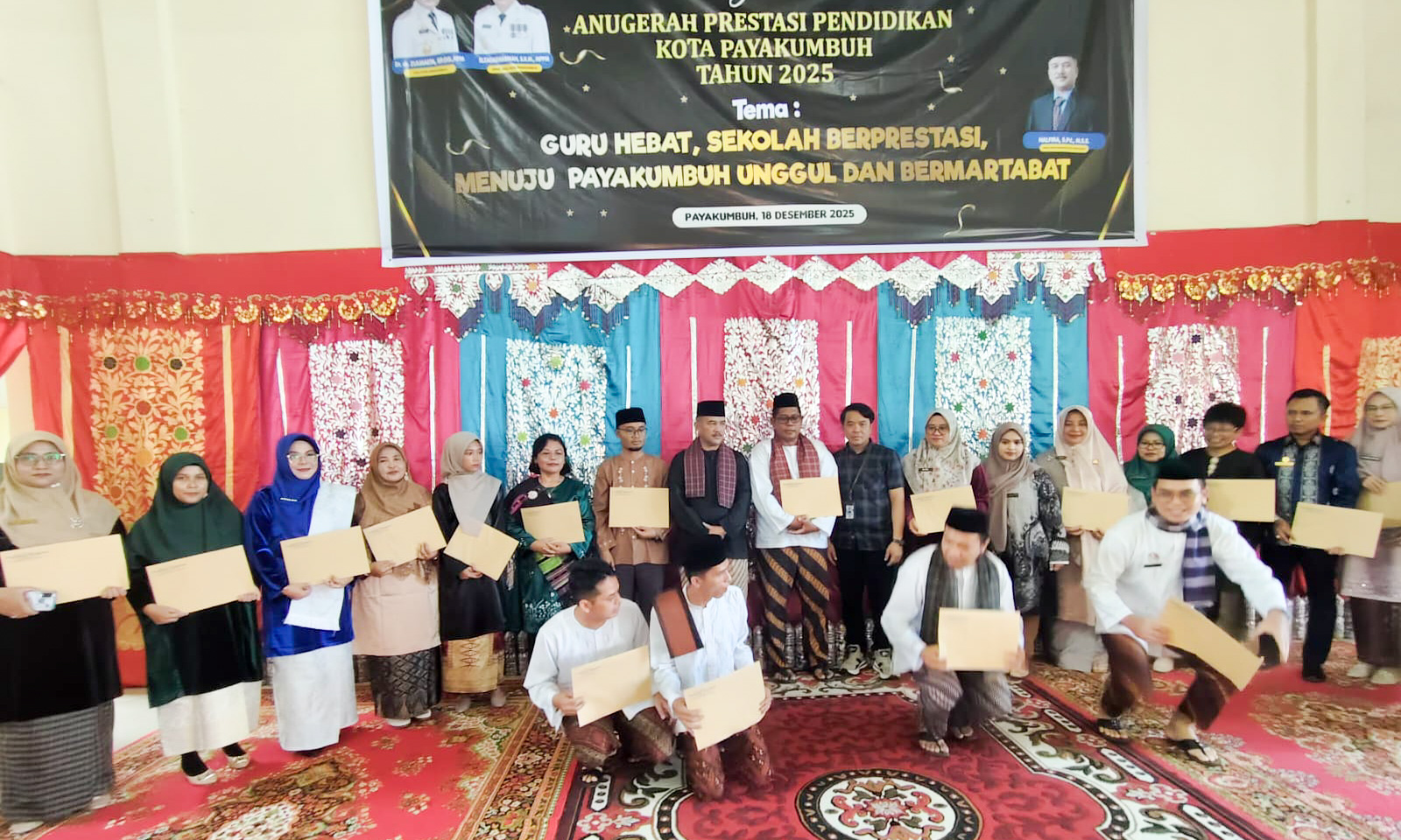 Padang Ekspres memberikan penghargaan kepada guru aktif menulis di Laman Guru sebagai bentuk dukungan penguatan literasi pendidikan di Payakumbuh.
