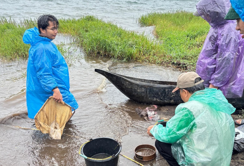 Tim Pengabdian melakukan pengambilan sampel di Danau Talang, beberapa waktu lalu