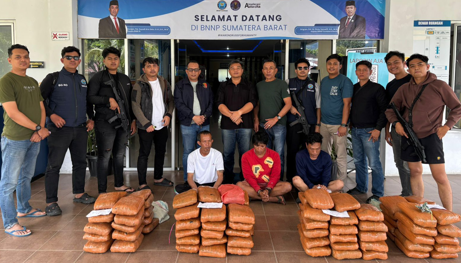 BNNP Sumbar menggagalkan peredaran 100 paket ganja di Agam, mengamankan tiga tersangka dan satu mobil di jalur Bukittinggi&ndash;Medan.