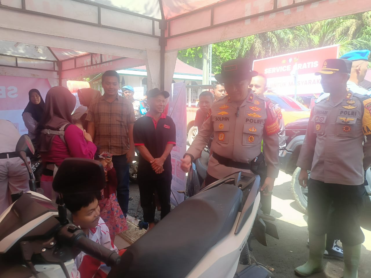 LAYANAN SERVICE GRATIS: Polri menghadirkan layanan service kendaraan gratis bagi korban terdampak bencana di Agam. Layanan ini akan berlangsung hingga 21 Desember 2025. (PUTRA/PADEK)