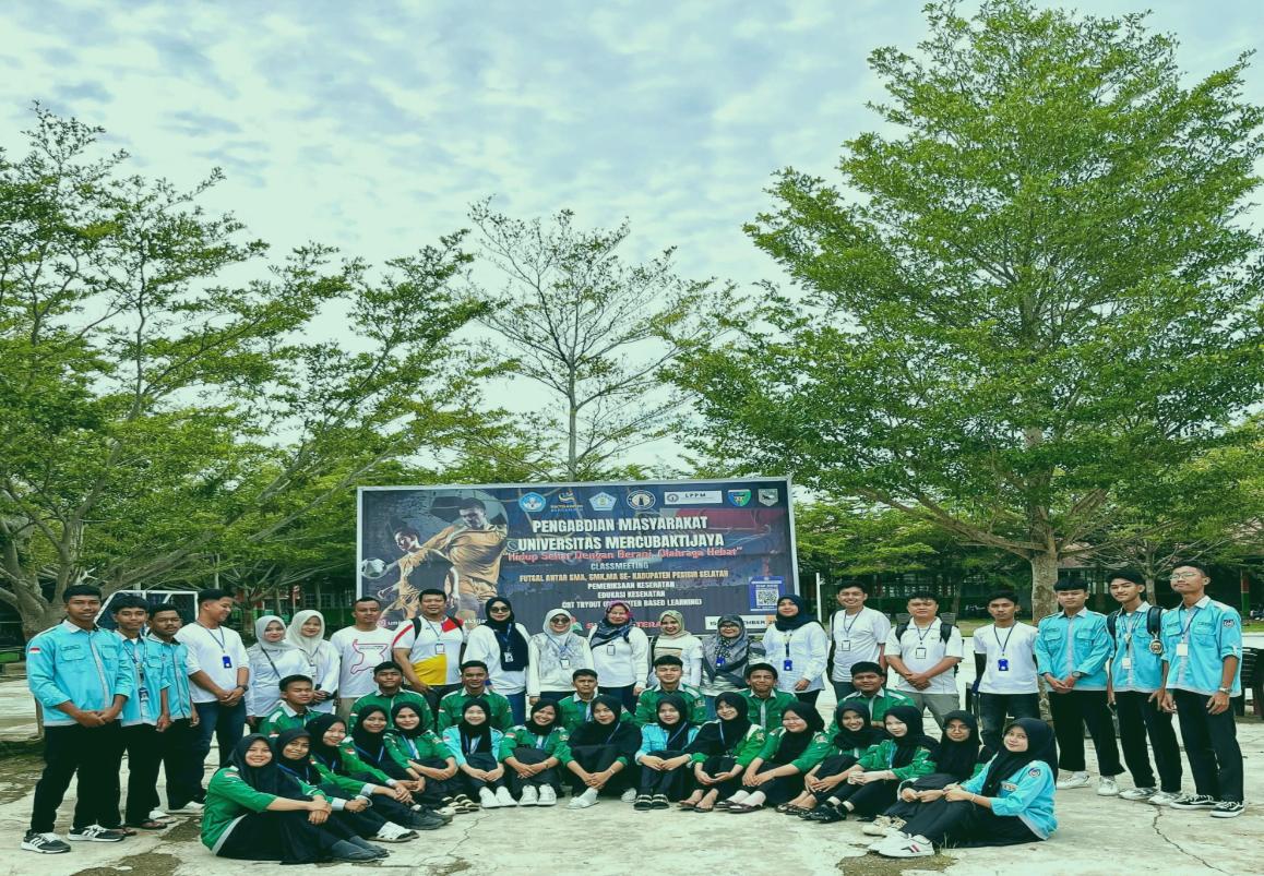 EDUKASI: Dosen dan mahasiswa Universitas Mercubaktijaya foto bersama usai kegiatan pemeriksaan kesehatan siswa SMA Negeri 1 Sutera, Pesisir Selatan, dalam kegiatan edukasi hidup sehat