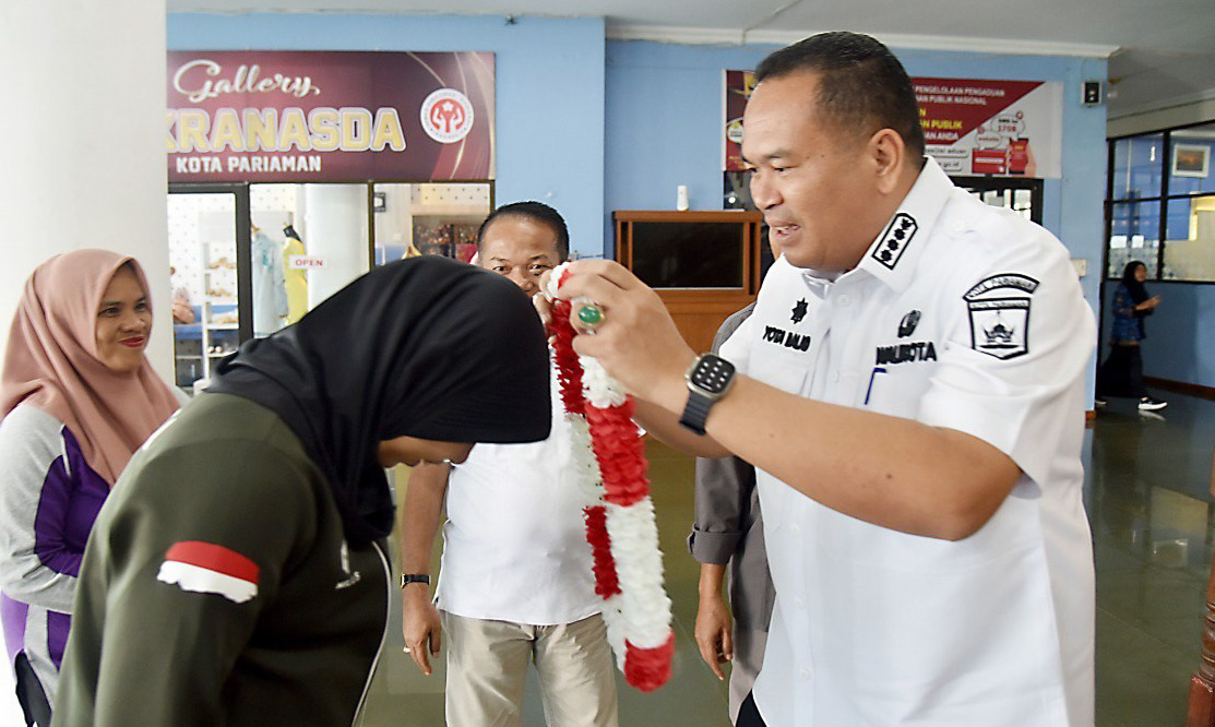 Wali Kota Pariaman Yota Balad memberi apresiasi dan beasiswa kepada Zikrha Dwi Putri, peraih perak teqball SEA Games 2025 Thailand.