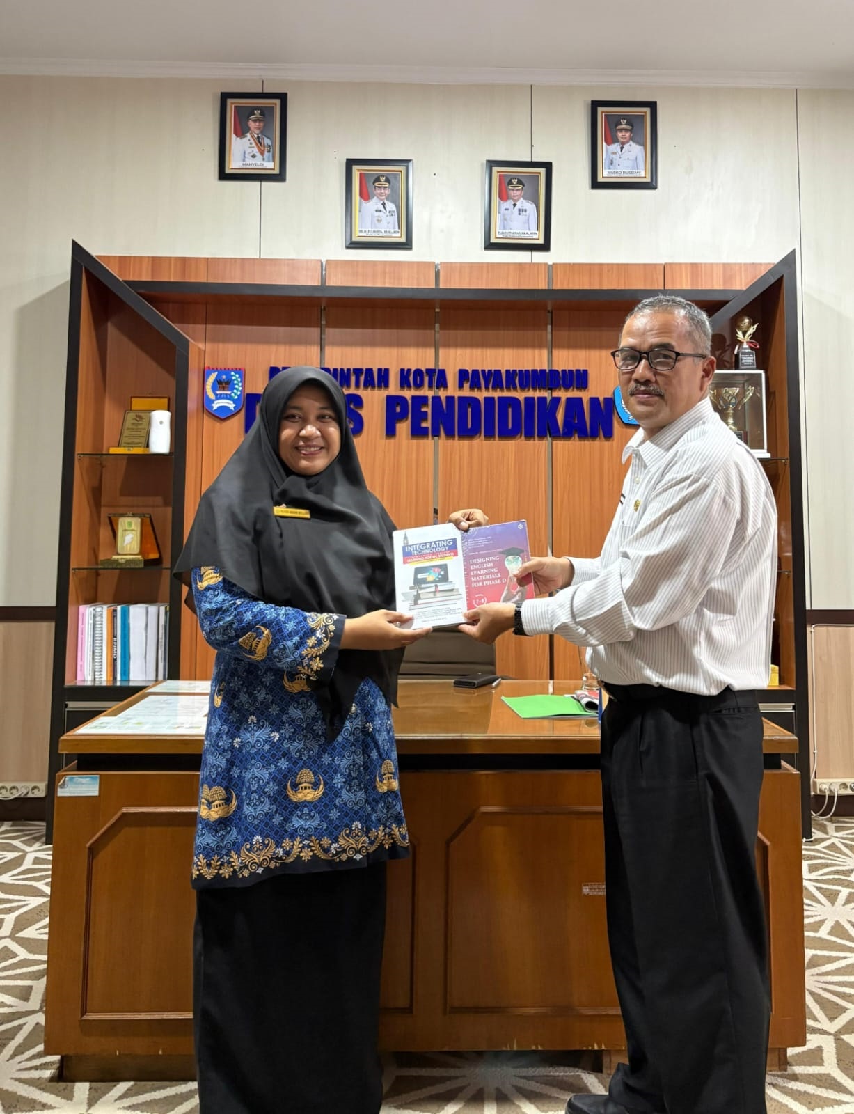 DISERAHKAN : Penyerahan Buku Karya Guru kepada Kadisdik Kota Payakumbuh.