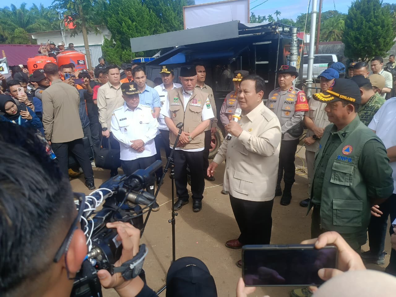 SAPA WARGA: Presiden RI Prabowo Subianto menyapa warga terdampak bencana di tenda pengungsian di Salarehaie, Kecamatan Palembayan, Kabupaten Agam, kemarin (18/12).
