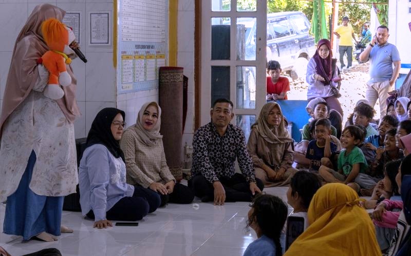 PULIHKAN PENYINTAS: Kementerian Hak Asasi Manusia memberikan trauma healing kepada anak-anak penyintas banjir bandang di Kota Padang, Kamis (18/12).